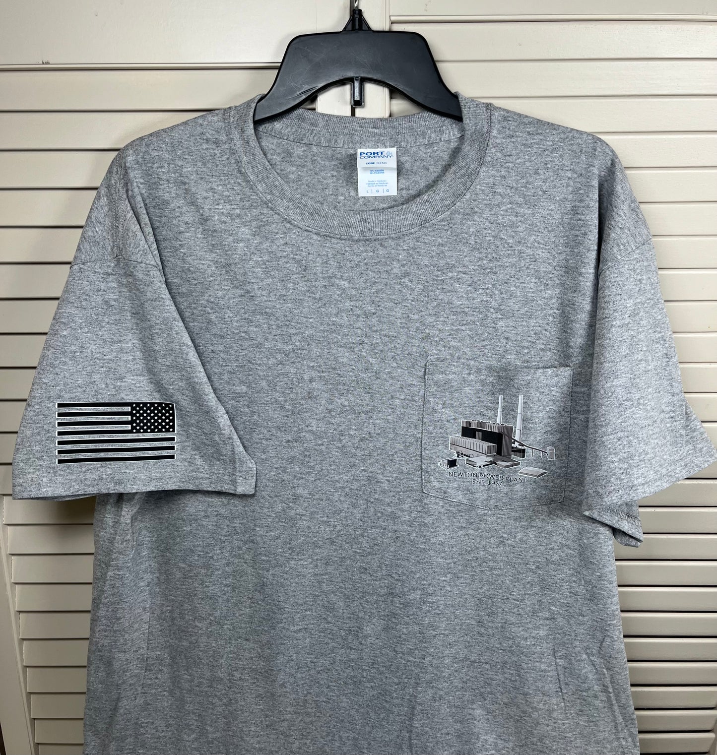 Newton Power Plant pocket tee P&C REG/TALL