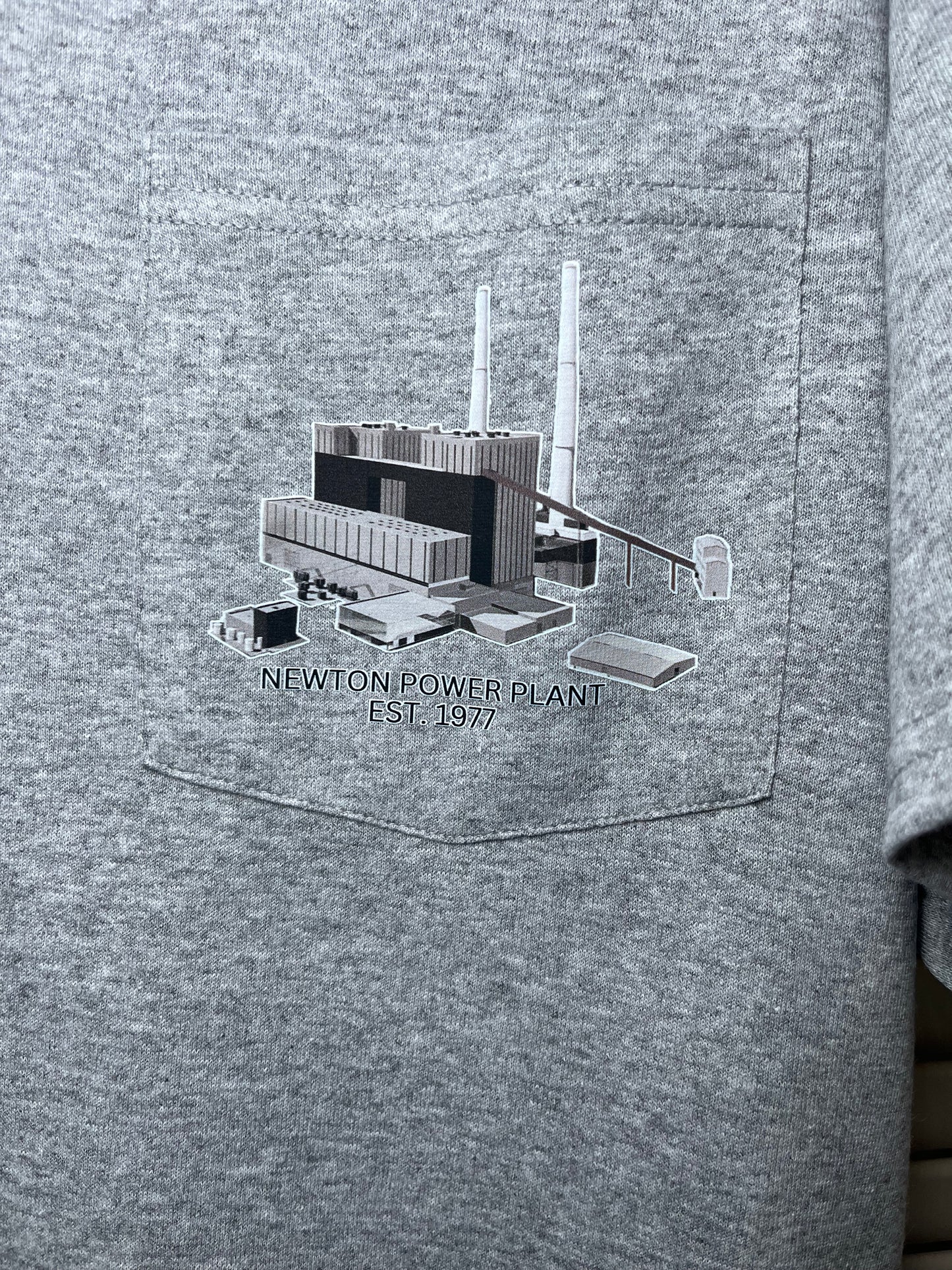 Newton Power Plant pocket tee P&C REG/TALL